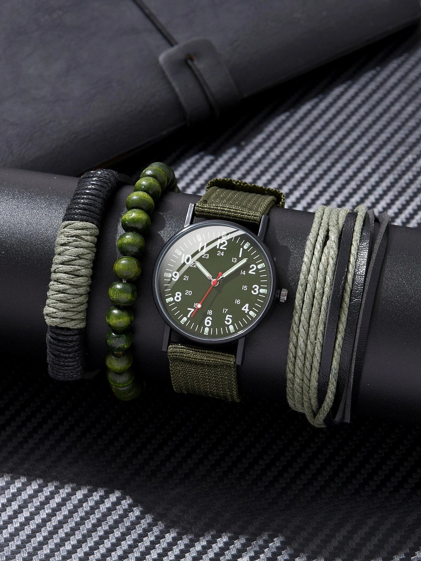 1pc Men Round Pointer Quartz Watch & 3pcs Beaded Bracelet