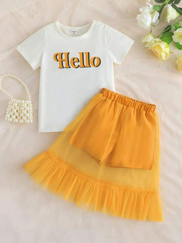 Toddler Girls Letter Graphic Tee & Mesh Overlay Ruffle Hem Shorts