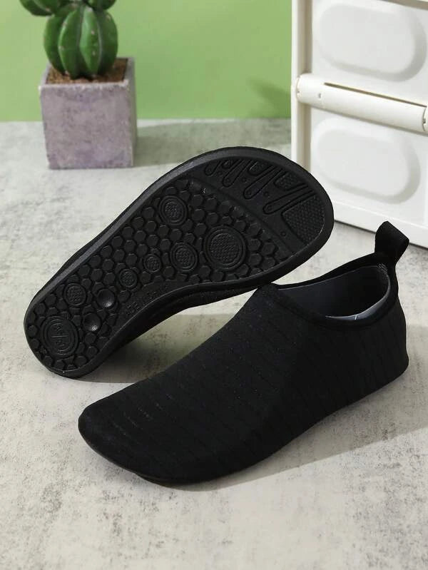 1pair Sporty Slip-on Women Sneakers, Black Fabric Beach Aqua Socks