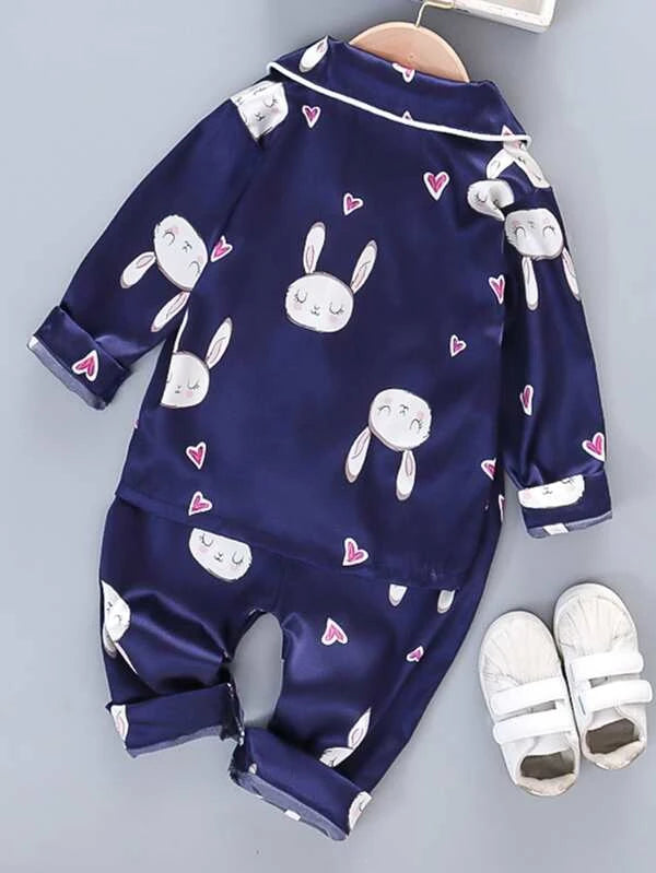 SHEIN Kids QTFun Toddler Girls Satin Cartoon & Heart Print PJ Set