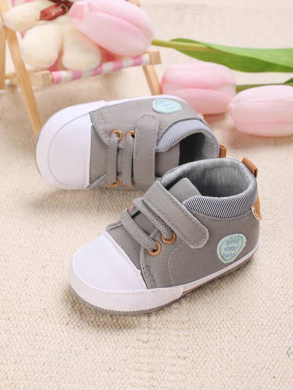 Baby Heart Patch Decor Lace Up Sneakers