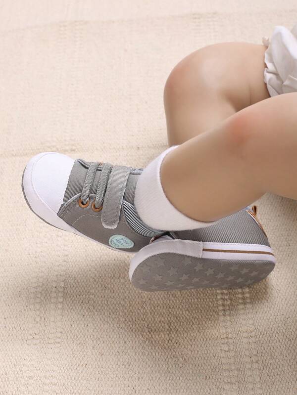 Baby Heart Patch Decor Lace Up Sneakers