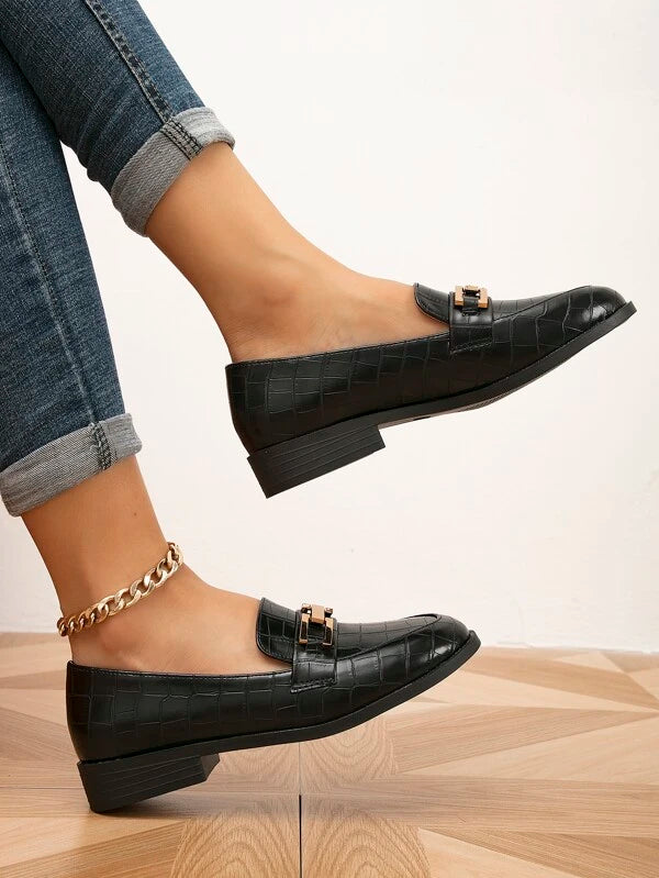 Women Crocodile Embossed Metal Decor Loafers Point Toe Fashion Flats Black